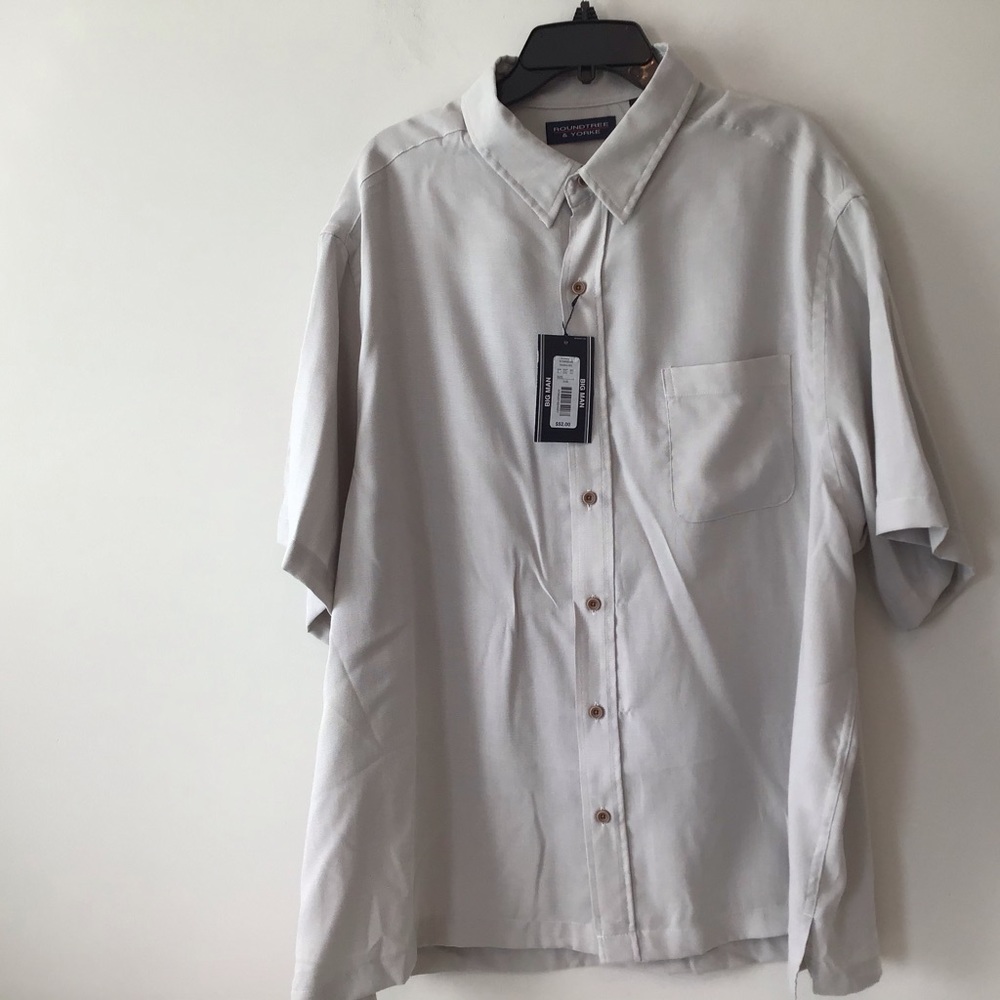 Roundtree & Yorke NWT $52 Shirt 2XB Khaki NWT PTP= 28”.